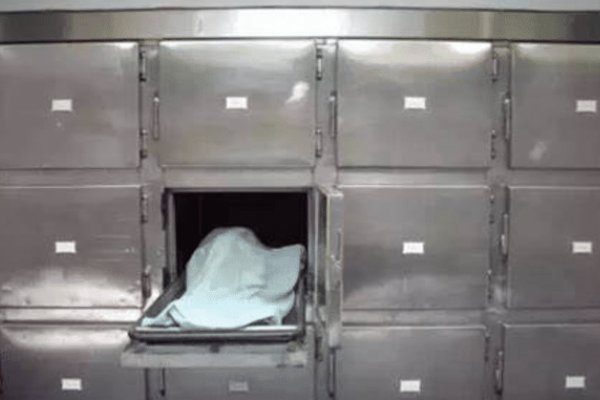 男子飞机上用鞋带自杀身亡，曾多次咬舌自尽，一心求死到底为何？