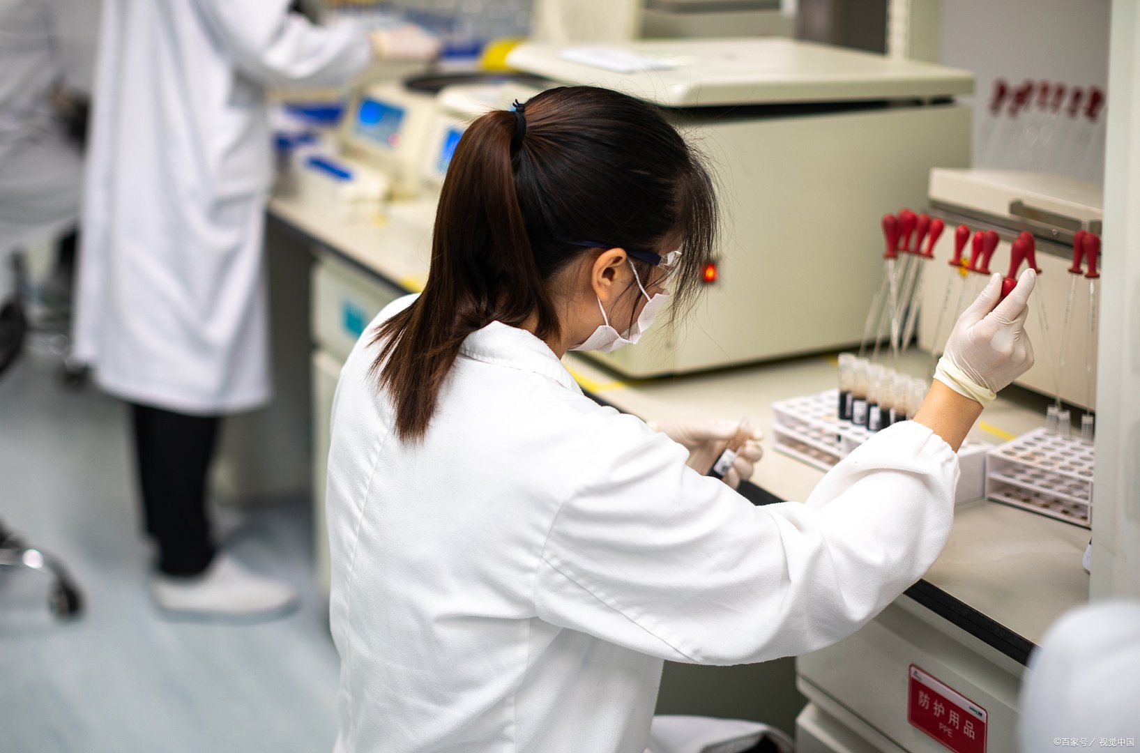 吉林做核酸桌子被搬走，大白怒吼，居民素质是否有代提高？