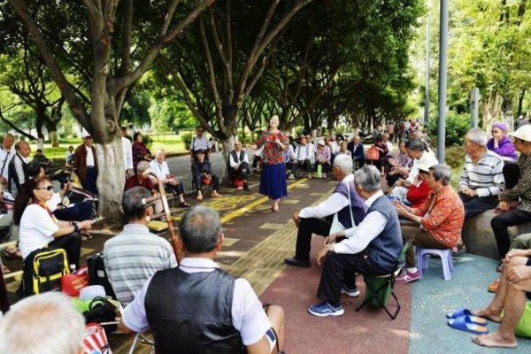 大刀滟写安居乐业的特点