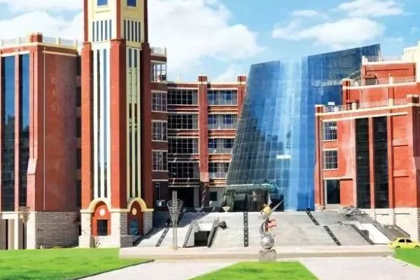 华信学院是正规大学吗