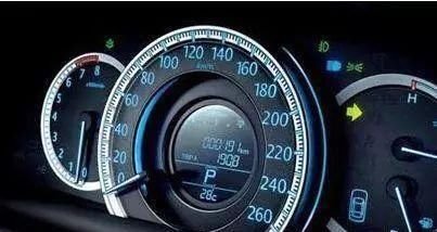 夜间行车一般该怎样控制车速?