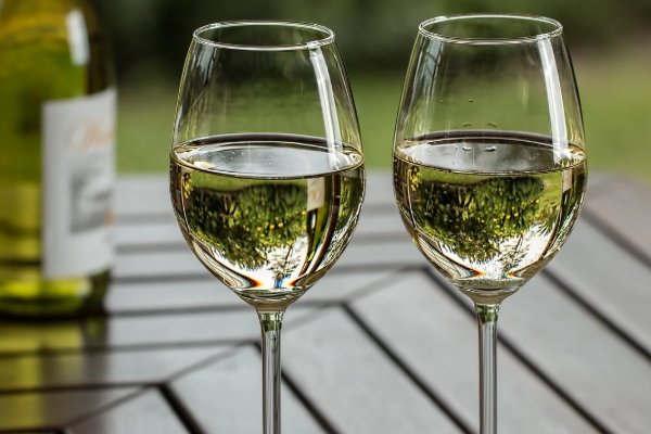 灯红酒绿什么意思?