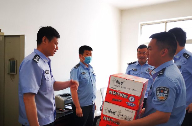 河津撞行凶者见义勇为的司机获奖两万元，你觉得这个奖励怎么样？