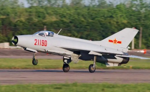 专家谈歼7失事：飞行员幸存，是飞机故障还是飞行员的操作不当造成的？