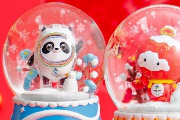 女足姑娘问能不能送我们冰墩墩