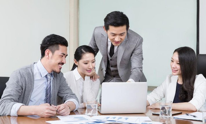 大领导总是隔着我顶头上司安排我工作，该如何跟领导说这个问题？