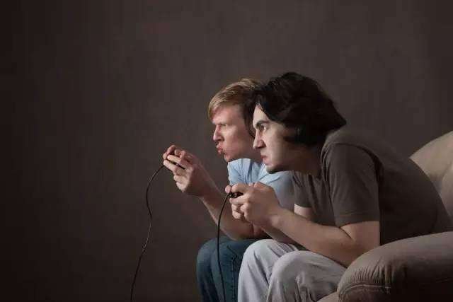 孕晚期，老公天天和同一女的玩吃鸡到凌晨怎么办？