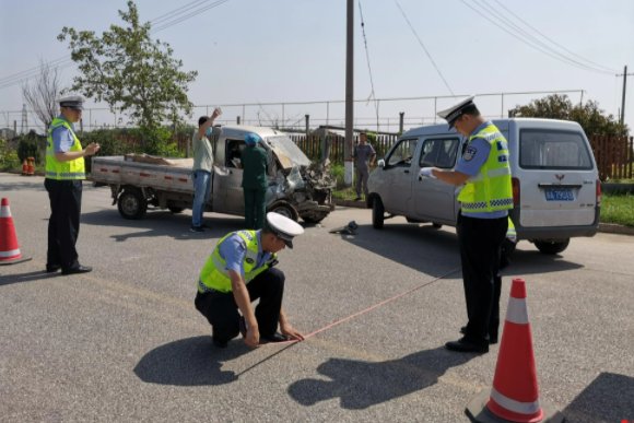 司机欲从两车中间超车致多车事故，这名司机将要承担哪些责任？