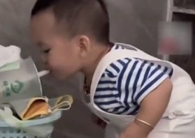 1岁萌宝偷喝垃圾桶里的奶茶引热议，萌娃的举动为何总能让人开怀大笑？