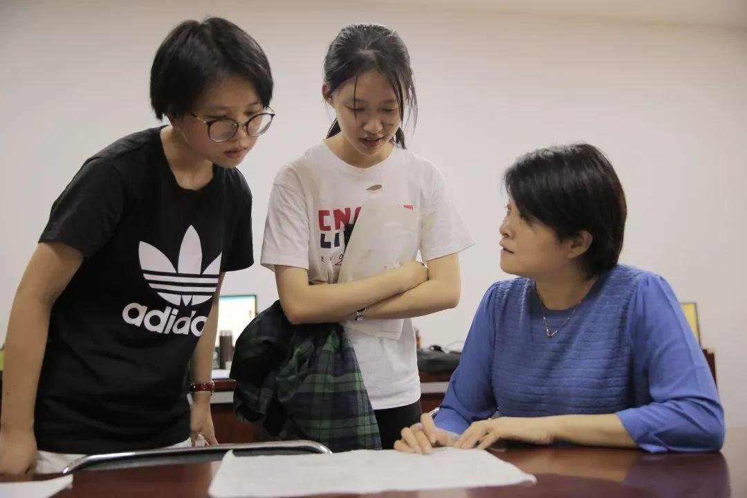 经常去问老师问题的学生，老师是不是格外喜欢？