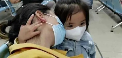 北京一母亲为女儿保存0岁到成年照片,这样的做法有哪些纪念意义?