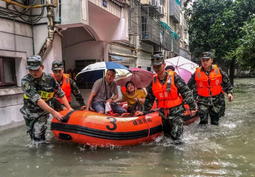湖北居民自述家人被洪水冲走,在天灾面前,我们有多么渺小?