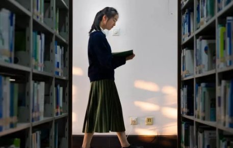 上一代人看纸质书,但现在的年轻人更喜欢听书,这是为什么呢?