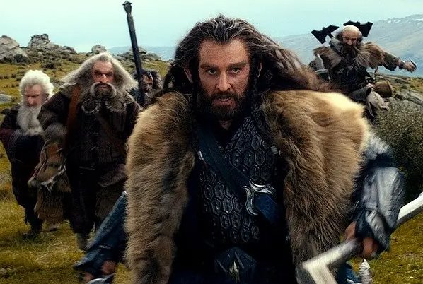 《指环王》与《霍比特人》的关系是什么？