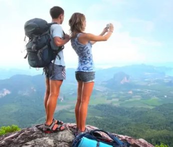 福建一男子脱光衣服爬山,监控曾拍下其身影,他为何会有如此举动?