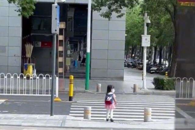 重庆一家长心大独自过马路，3岁娃被卷入车底，为什么说看孩子很操心？