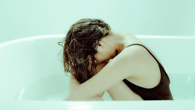 女儿都16岁了,每晚还要拉着爸爸一起睡!