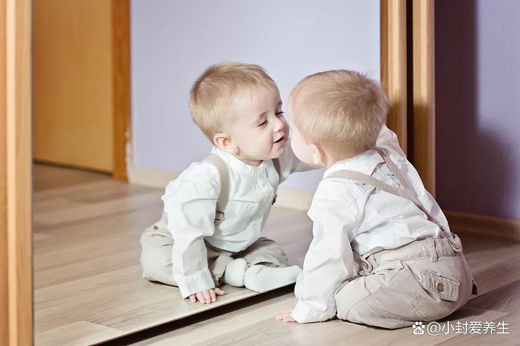 宝宝对镜子很好奇,给宝宝看镜子会有什么好处?