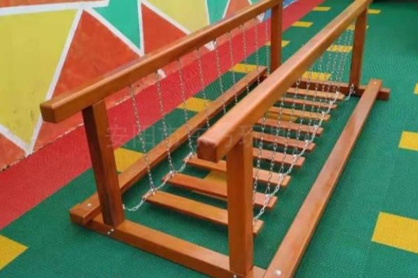 怎样为校园的公共玩具写小诗？