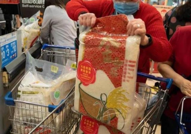 北京超市出现抢购物资的现象，为什么会出现这样的现象？