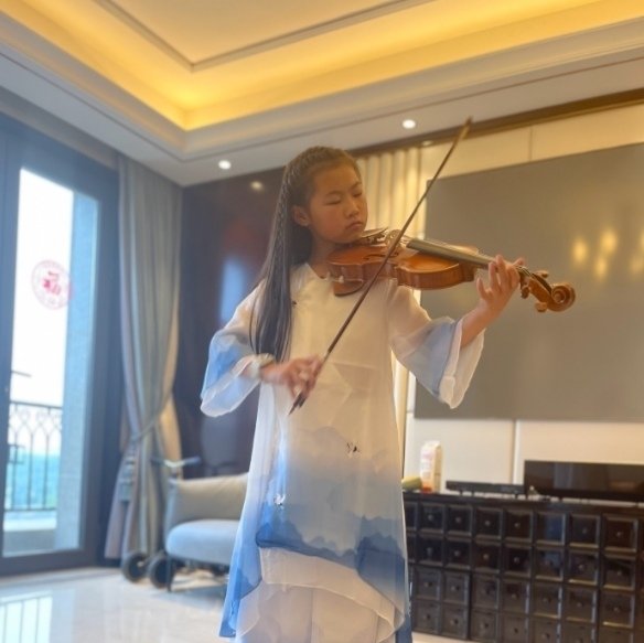 岳云鹏妻子郑敏晒照片，分享和女儿之间的趣事，她们母子之间的感情如何?