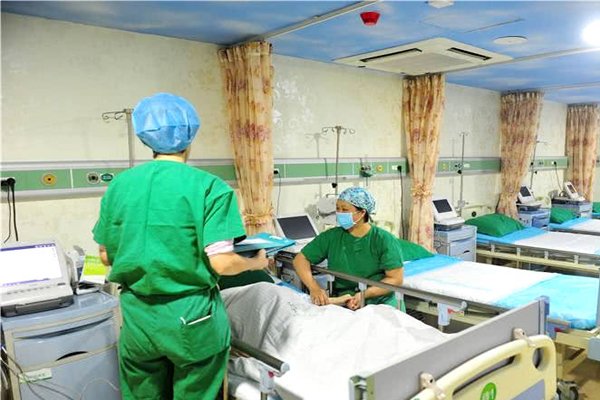 河南一女子在医院分娩后第二天死亡，她的死亡原因是什么？