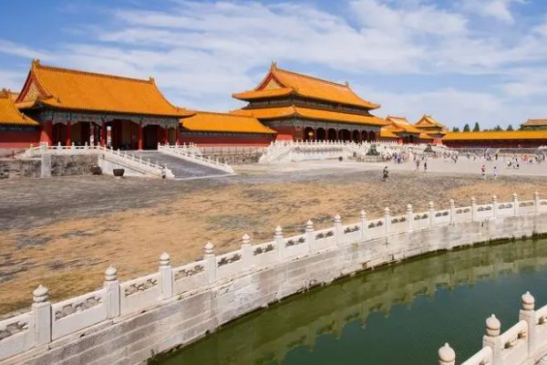 以什么为引领构建各民族共有的精神家园