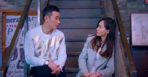 唐嫣罗晋手牵手下班令人羡慕！笑起来都比别人甜，这难道就是幸福女孩吗？