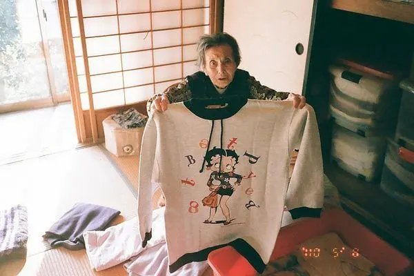 姥姥把10年前妈妈的旧衣服，改给外孙女穿！姥姥为何想到用旧衣改造？