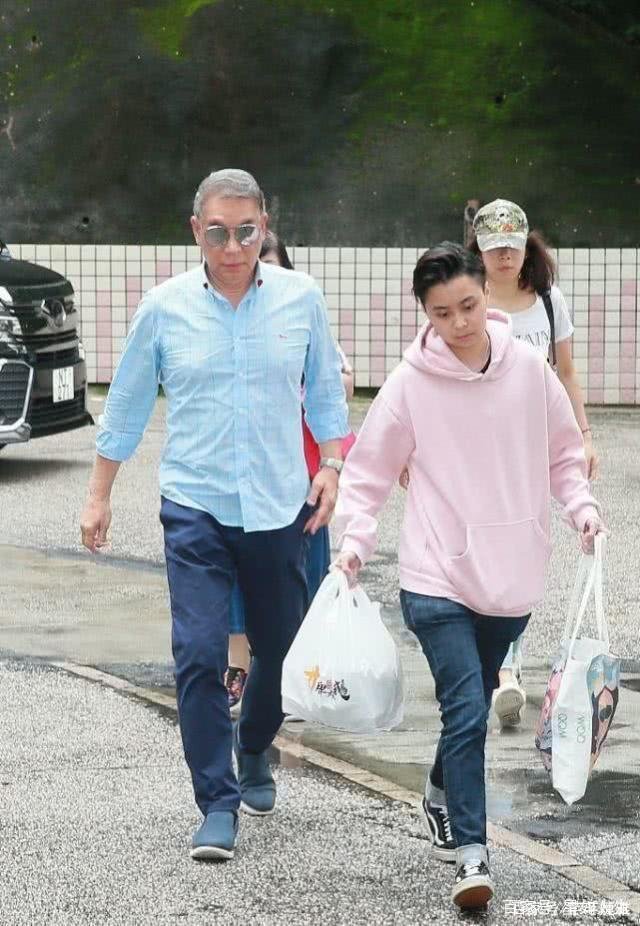 任达华哥哥携家人首现身医院,步伐健硕一脸严肃,你怎么看?