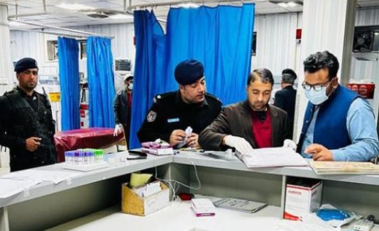 巴基斯坦一妇女为了想生男孩，将钉子钉入头部，此举有何安全风险？