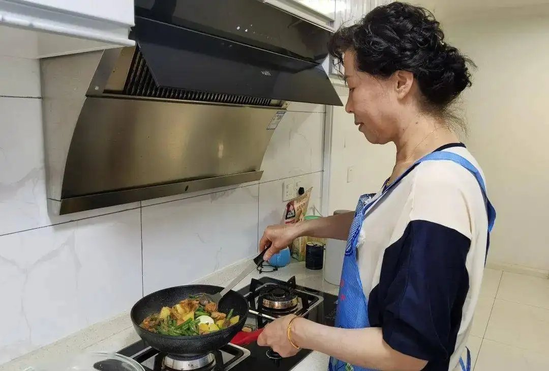 山西大同:妈妈阳后第3天就坚持给家人做饭,你赞同这位妈妈的做法吗?