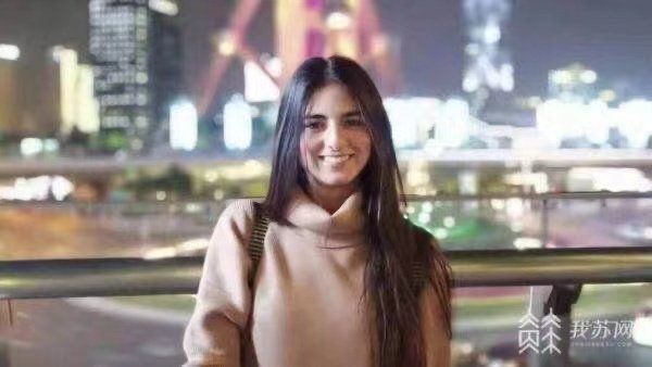 外国女孩酷爱中国文化,自学中文,如今的水平如何?