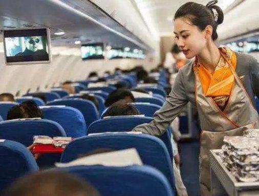 飞机遭遇颠簸,乘客默默伸手保护空姐,这一细节举动体现了出什么?