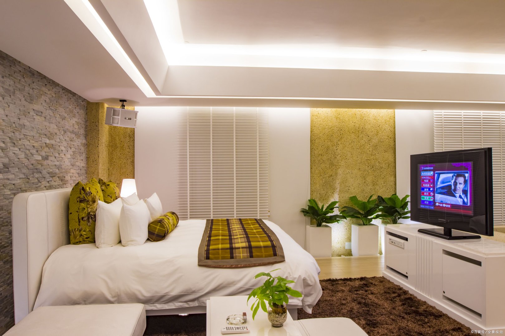 已经结婚的男人和女同事一起出差，需要注意哪些方面？