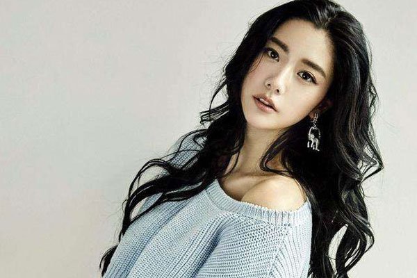 李成敏19禁趴地抖奶GIF始末 全程60秒的表演是哪个节目