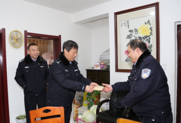 河津撞行凶者见义勇为的司机获奖两万元，你觉得这个奖励怎么样？