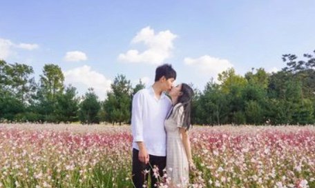 和女友旅游时，闺蜜老是跟着该怎么办？