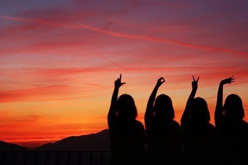 钱有很多作用,你觉得它能买来友情吗?