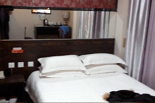 山东青岛一女子强行入住酒店又要全额退款，酒店对于此事是什么态度？