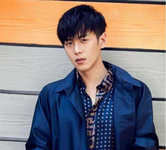 张若昀用美食滤镜自拍，其粉丝对他有何评价？