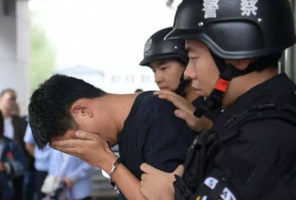 上海美发师为追顾客，偷24把头发价值约2万余元，是否构成了盗窃罪？