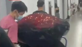 广西一高校男生推玫瑰车进女生宿舍，宿管是否存在管理上的失职？