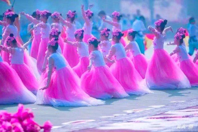 女友是个漂亮可爱的人，和她做时她总躲我，刚进去一点就喊疼，而且口越来越紧，快要哭了似的，便不忍再往