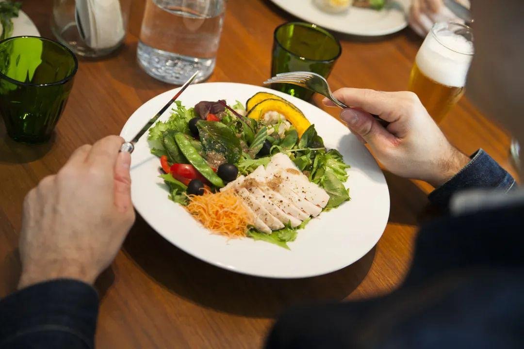 山东一男子吃席反复夹菜又放下，怎样看待这种吃饭习惯？