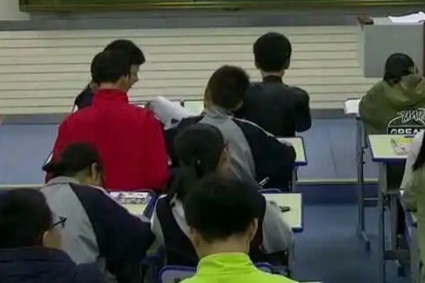 学校要为160名学生每人买一本书,买3本送1本,每本33元,一共需要多少元