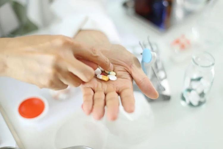 上海媒体直播免费送新冠药物，此举是否合法？