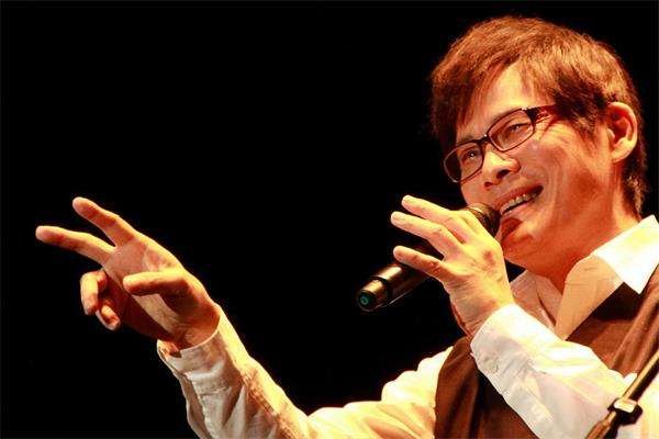 身高不够1.5的音乐鬼才，娶外国洋妞，他过得怎么样？