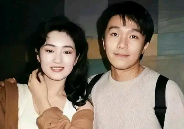 最让人心动联想的穿帮镜头，周星驰一直盯着看，张敏到底露了啥？