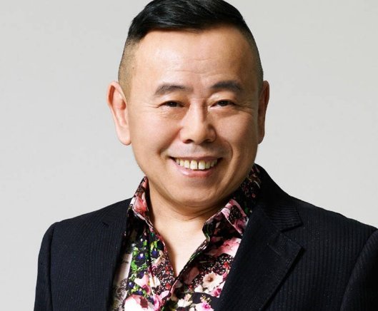 潘长江直播卖酒惹争议，无视反诈警官连麦，网友直呼目无法纪，你怎么看？